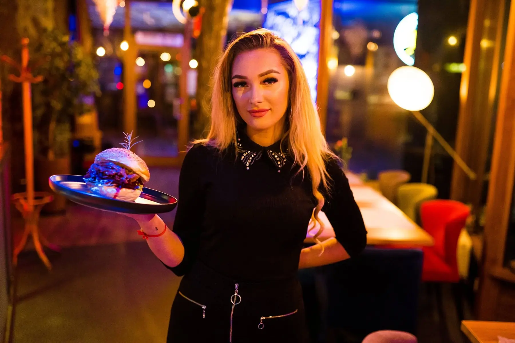 Prezentacja dania w restauracji biorącej udział w festiwalu