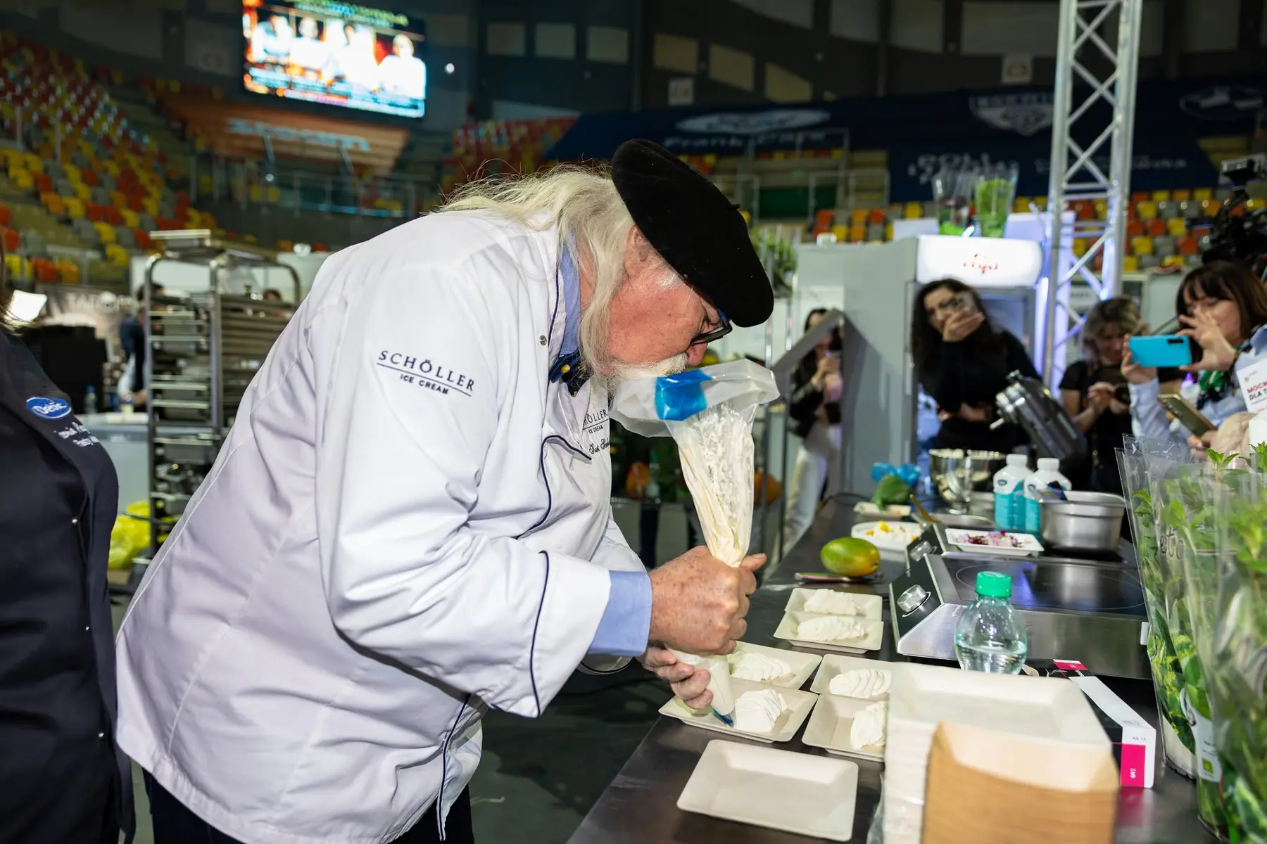 Kurt Scheller podczas pokazu kulinarnego